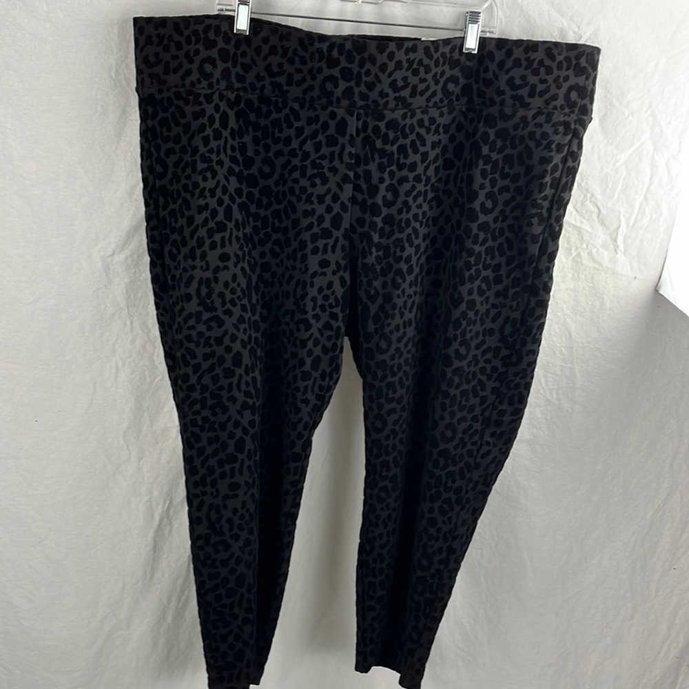 Torrid 4 slim fix nwt leopard velvet - Picture 2 of 6